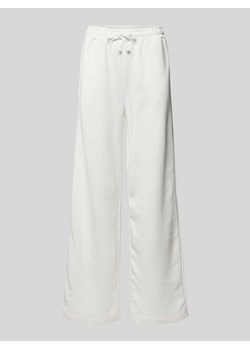 Spodnie dresowe z szeroką nogawką i nadrukiem z logo model ‘SAKI’ ze sklepu Peek&Cloppenburg  w kategorii Spodnie damskie - zdjęcie 172417632