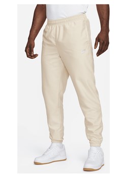Męskie spodnie z tkaniny Nike Sportswear - Brązowy ze sklepu Nike poland w kategorii Spodnie męskie - zdjęcie 172418631