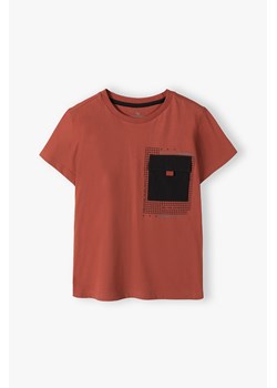 T-shirt bawełniany chłopięcy z kieszonką - brązowy ze sklepu 5.10.15 w kategorii T-shirty chłopięce - zdjęcie 172420153