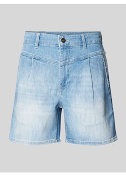 Szorty jeansowe o kroju regular fit z zakładkami w pasie ze sklepu Peek&Cloppenburg  w kategorii Szorty - zdjęcie 172422221