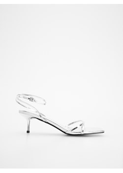 Reserved - Metaliczne sandały na szpilce - srebrny ze sklepu Reserved w kategorii Sandały damskie - zdjęcie 172432034