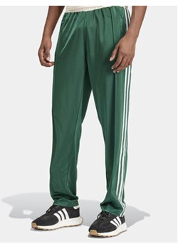 adidas Spodnie dresowe IS1402 Zielony Regular Fit ze sklepu MODIVO w kategorii Spodnie męskie - zdjęcie 172434083