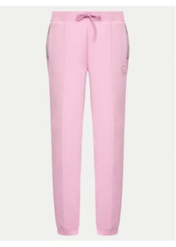 Guess Spodnie dresowe Kiara V4GB1 4FL04P Różowy Regular Fit ze sklepu MODIVO w kategorii Spodnie damskie - zdjęcie 172434101