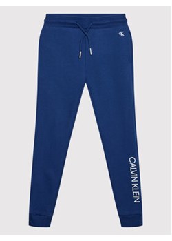 Calvin Klein Jeans Spodnie dresowe Institutional Logo IB0IB00954 Granatowy Regular Fit ze sklepu MODIVO w kategorii Spodnie chłopięce - zdjęcie 172442634