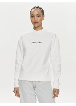 Calvin Klein Bluza Hero Logo K20K205450 Biały Regular Fit ze sklepu MODIVO w kategorii Bluzy damskie - zdjęcie 172449544