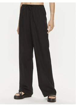 Gina Tricot Spodnie materiałowe 19770 Czarny Regular Fit ze sklepu MODIVO w kategorii Spodnie damskie - zdjęcie 172449880