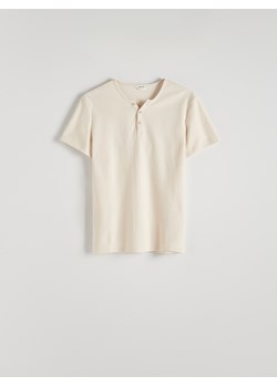 Reserved - Bawełniany t-shirt henley - złamana biel ze sklepu Reserved w kategorii T-shirty męskie - zdjęcie 172530124