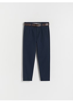 Reserved - Strukturalne spodnie chino z paskiem - granatowy ze sklepu Reserved w kategorii Spodnie chłopięce - zdjęcie 172532001