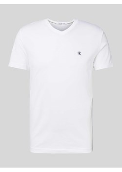 T-shirt z dekoltem w serek model ‘CK EMBRO’ ze sklepu Peek&Cloppenburg  w kategorii T-shirty męskie - zdjęcie 172546303