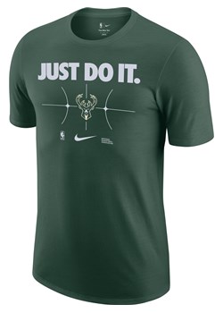T-shirt męski Nike NBA Milwaukee Bucks Essential - Zieleń ze sklepu Nike poland w kategorii T-shirty męskie - zdjęcie 172547681