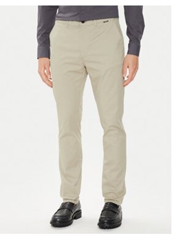 Calvin Klein Chinosy Modern Twill K10K113696 Beżowy Slim Fit ze sklepu MODIVO w kategorii Spodnie męskie - zdjęcie 172550050
