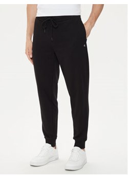 Calvin Klein Jeans Spodnie dresowe Embro J30J326033 Czarny Regular Fit ze sklepu MODIVO w kategorii Spodnie męskie - zdjęcie 172550272