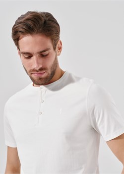 Kremowy T-shirt typu henley męski ze sklepu OCHNIK w kategorii T-shirty męskie - zdjęcie 172551334