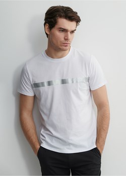 Biały T-shirt męski ze srebrnym printem ze sklepu OCHNIK w kategorii T-shirty męskie - zdjęcie 172551601