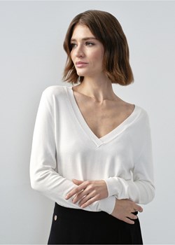 Kremowy sweter z dekoltem V-neck ze sklepu OCHNIK w kategorii Swetry damskie - zdjęcie 172553343