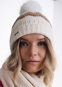 Beżowa czapka damska z pomponem ze sklepu OCHNIK w kategorii Czapki zimowe damskie - zdjęcie 172553351