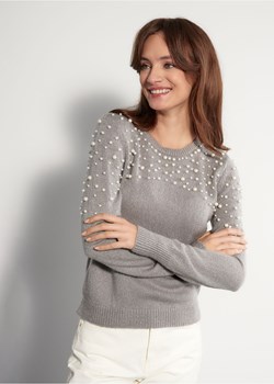Szary sweter damski damski z perełkami ze sklepu OCHNIK w kategorii Swetry damskie - zdjęcie 172553654