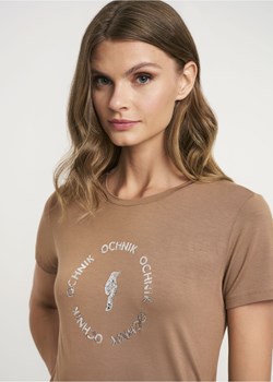 Kamelowy T-shirt damski z aplikacją ze sklepu OCHNIK w kategorii Bluzki damskie - zdjęcie 172553734