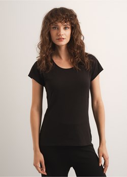 Czarny T-shirt damski basic ze sklepu OCHNIK w kategorii Bluzki damskie - zdjęcie 172554380
