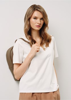 Kremowy T-shirt damski basic ze sklepu OCHNIK w kategorii Bluzki damskie - zdjęcie 172554582