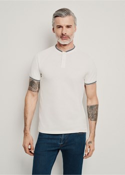 Kremowa koszulka polo ze stójką ze sklepu OCHNIK w kategorii T-shirty męskie - zdjęcie 172555773