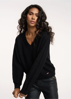 Czarny sweter dekolt V damski ze sklepu OCHNIK w kategorii Swetry damskie - zdjęcie 172555861