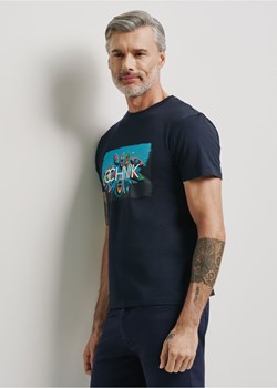 Granatowy T-shirt z kolorowym printem męski ze sklepu OCHNIK w kategorii T-shirty męskie - zdjęcie 172556074