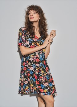 Sukienka damska w kwiaty z falbanką ze sklepu OCHNIK w kategorii Sukienki - zdjęcie 172556261