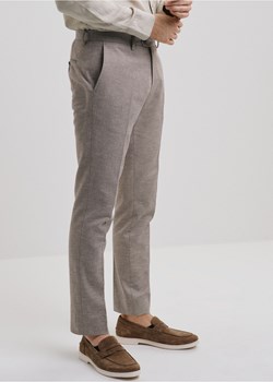 Beżowe spodnie garniturowe męskie ze sklepu OCHNIK w kategorii Spodnie męskie - zdjęcie 172559150