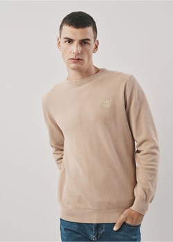 Beżowy bawełniany sweter męski z logo ze sklepu OCHNIK w kategorii Swetry męskie - zdjęcie 172559172