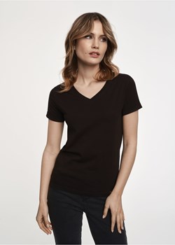 Czarny T-shirt damski w serek ze sklepu OCHNIK w kategorii Bluzki damskie - zdjęcie 172559240