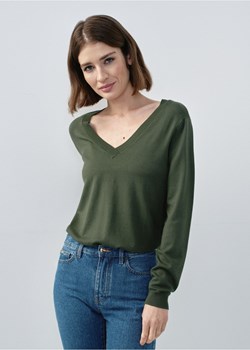 Zielony sweter z dekoltem V-neck ze sklepu OCHNIK w kategorii Swetry damskie - zdjęcie 172559324