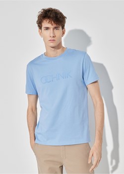 Niebieski T-shirt męski z logo ze sklepu OCHNIK w kategorii T-shirty męskie - zdjęcie 172561940