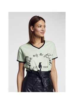 Pistacjowy T-shirt z dekoltem V damski ze sklepu OCHNIK w kategorii Bluzki damskie - zdjęcie 172562273