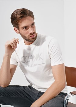 Kremowy T-shirt męski z logo ze sklepu OCHNIK w kategorii T-shirty męskie - zdjęcie 172562292