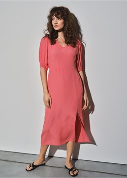Różowa sukienka z rozcięciem ze sklepu OCHNIK w kategorii Sukienki - zdjęcie 172563033