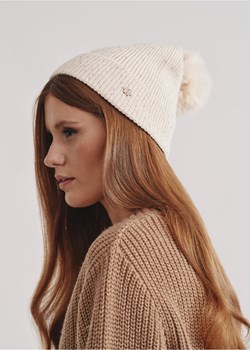 Kremowa czapka damska z pomponem ze sklepu OCHNIK w kategorii Czapki zimowe damskie - zdjęcie 172563042