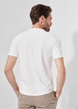 Kremowy T-shirt typu henley męski ze sklepu OCHNIK w kategorii T-shirty męskie - zdjęcie 172563214