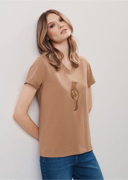 T-shirt damski w kolorze camel z aplikacją wilgi ze sklepu OCHNIK w kategorii Bluzki damskie - zdjęcie 172564351