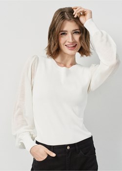 Kremowy sweter damski z bufiastymi rękawami ze sklepu OCHNIK w kategorii Swetry damskie - zdjęcie 172564390