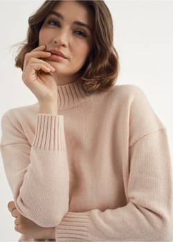Jasnoróżowy sweter z golfem damski ze sklepu OCHNIK w kategorii Swetry damskie - zdjęcie 172566152