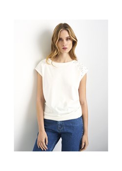 Mleczny T-shirt damski z aplikacją ze sklepu OCHNIK w kategorii Bluzki damskie - zdjęcie 172566181