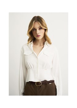 Biała bluzka damska z baskinką ze sklepu OCHNIK w kategorii Bluzki damskie - zdjęcie 172567904