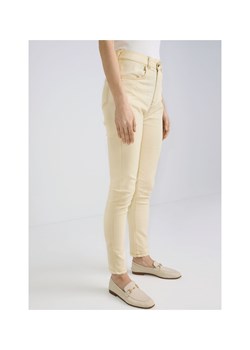 Kremowe spodnie jeansowe damskie ze sklepu OCHNIK w kategorii Spodnie damskie - zdjęcie 172567910