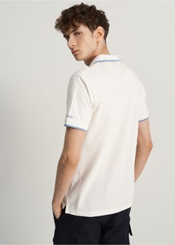 Biała koszulka polo z naszywką ze sklepu OCHNIK w kategorii T-shirty męskie - zdjęcie 172569192