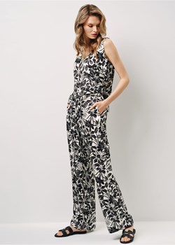 Zwiewne spodnie damskie w kwiatowy wzór ze sklepu OCHNIK w kategorii Spodnie damskie - zdjęcie 172569403