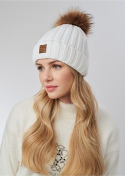 Kremowa czapka damska z pomponem ze sklepu OCHNIK w kategorii Czapki zimowe damskie - zdjęcie 172571203