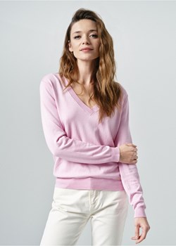 Różowy sweter z dekoltem V-neck ze sklepu OCHNIK w kategorii Swetry damskie - zdjęcie 172572243