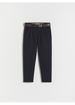 Reserved - Strukturalne spodnie chino z paskiem - czarny ze sklepu Reserved w kategorii Spodnie chłopięce - zdjęcie 172573794