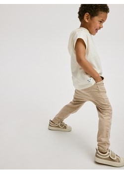 Reserved - Dresowe spodnie z efektem sprania - beżowy ze sklepu Reserved w kategorii Spodnie i półśpiochy - zdjęcie 172587942
